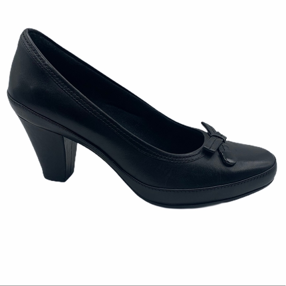 Clark’s black size 7 wide closed toe heel with bow